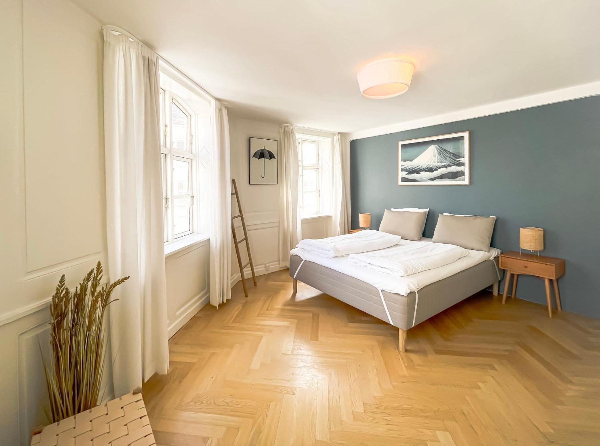 Large With 4 Bedrooms In Appartement *
